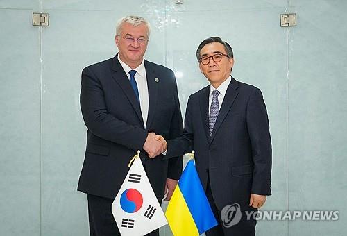 (LEAD) Top diplomats of S. Korea, Ukraine discuss repatriation of N.K. POWs