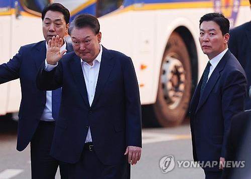 (LEAD) Police again file for arrest warrants for 2 Yoon aides