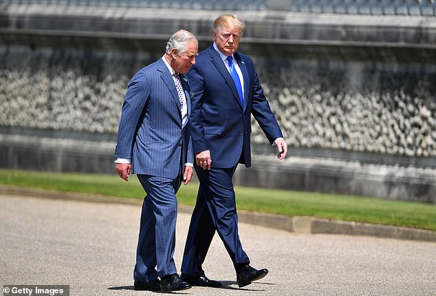 El presidente de los Estados Unidos, Donald Trump (R), es recibido por el Príncipe Carlos, Príncipe de Gales en el Palacio de Buckingham el 3 de junio de 2019 en Londres