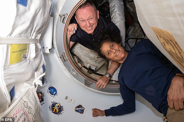 Butch Wilmore (izquierda), 62, y Suni Williams (derecha), 59, debían pasar solo ocho días en el espacio pilotando al Starliner de Boeing en una misión de prueba a la ISS