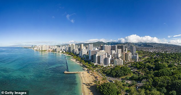 Las hermosas comunidades costeras en Oahu, como Honolulu, Waikiki, Pearl Harbor y Ewa Beach, enfrentarán cambios drásticos a medida que el nivel de mar en aumento los empuja bajo el agua y amenaza $ 12.9 mil millones en infraestructura