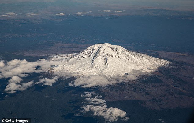 Mount Adams, el volcán activo más grande en el estado de Washington, fue sacudido por una serie de nueve terremotos entre septiembre y octubre del año pasado.