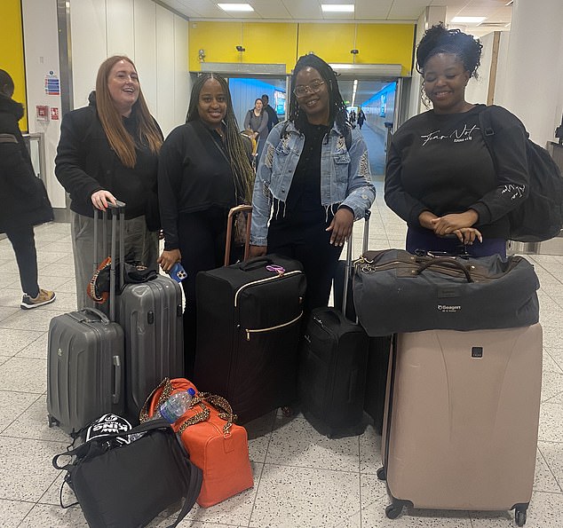 De izquierda a derecha: Chloe, Ashley, Monisola y su amiga, un grupo de cuatro amigos que tuvieron el sueño de su crucero caribeño arruinado después de que Heathrow se cerró debido a un incendio anoche