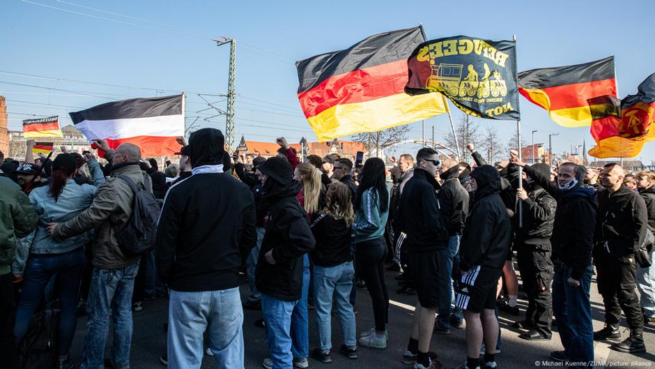 Los puntajes de los arrestos de la policía de Berlín cuando la Marcha neo-nazi bloqueó
