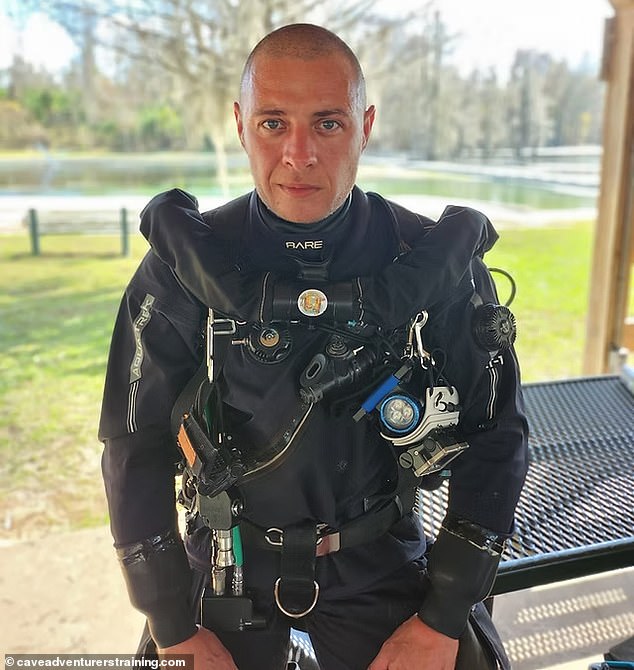 Mehdi Zinetti, (en la foto) un instructor de buceo en su primera misión activa de recuperación de cuerpo, se vio obligado a buscar en un notorio laberinto submarino en aguas de 'visibilidad cero' después de que un buzo desapareció en las cuevas gemelas el martes por la tarde