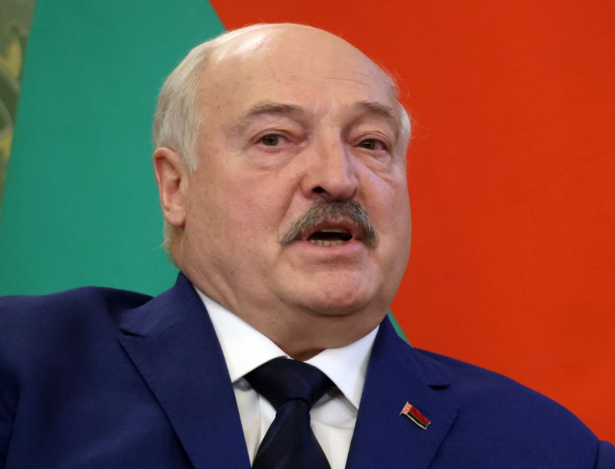 Lukashenko 'inaugurado' después de extender su gobierno en las elecciones 'simuladas'
