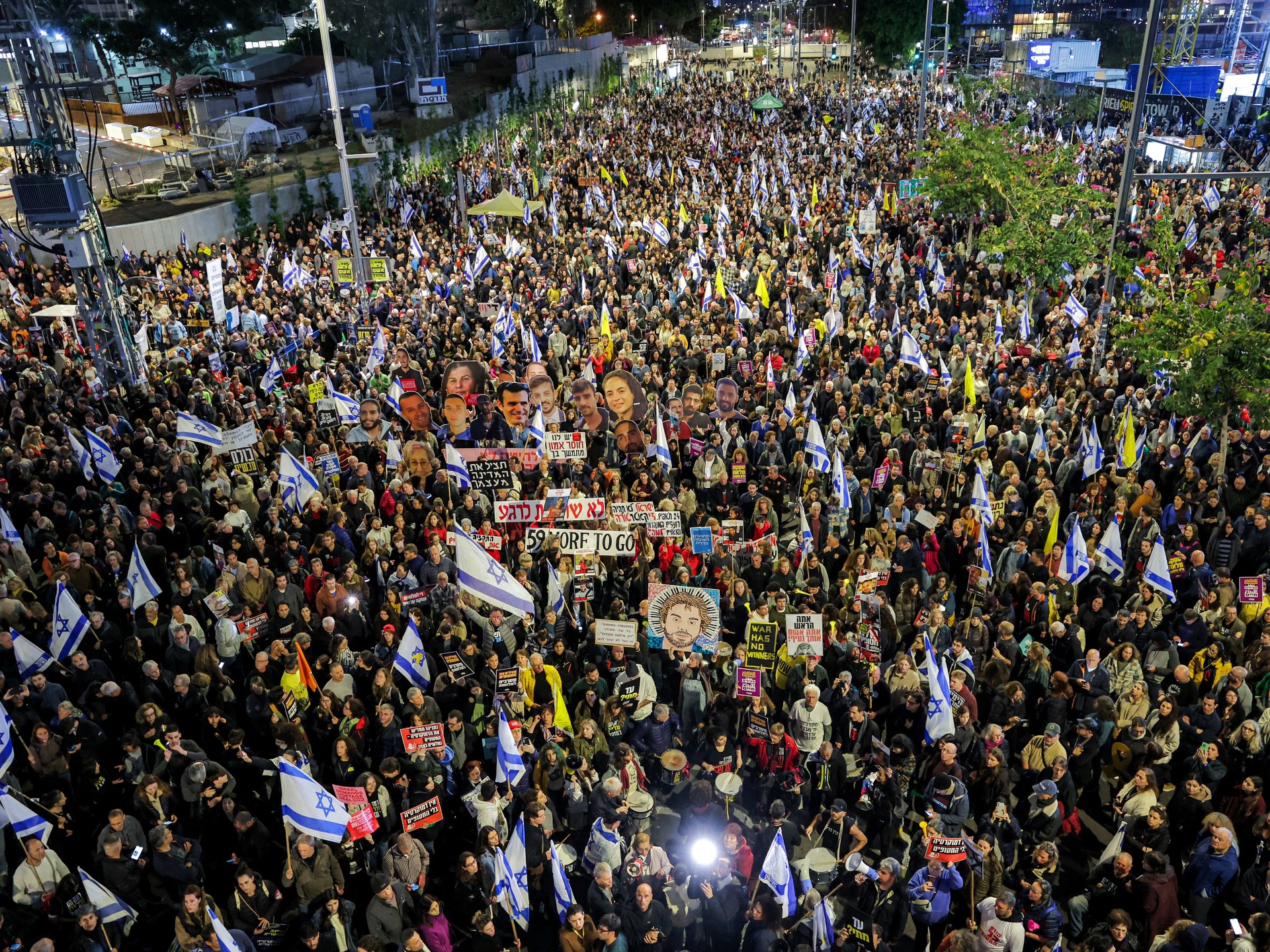 Miles de israelíes protestan por el despido de Shin Bet Chief, por cautivos
