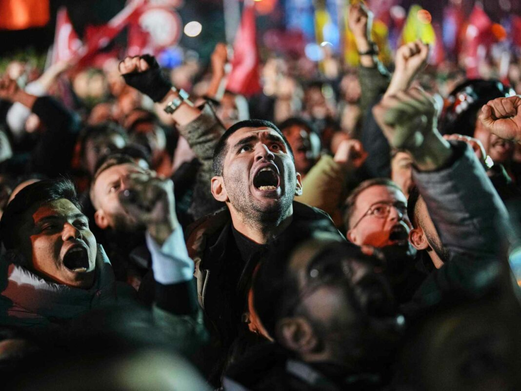 Miles se unen a March en el Estambul de Turkiye para protestar por el arresto del alcalde
