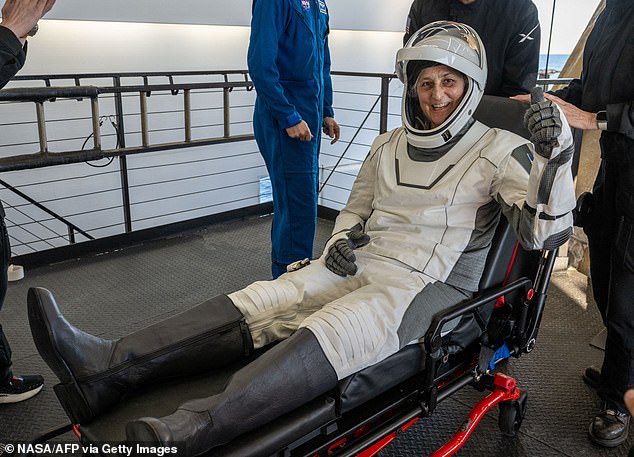 Los astronautas de la NASA Suni Williams (en la foto) y Butch Wilmore finalmente regresaron a la Tierra después de nueve meses en el espacio. Sin embargo, a medida que las imágenes muestran que se llevan a cabo de la cápsula, existen preocupaciones de que su estadía inesperada en el espacio podría causar daños a largo plazo.