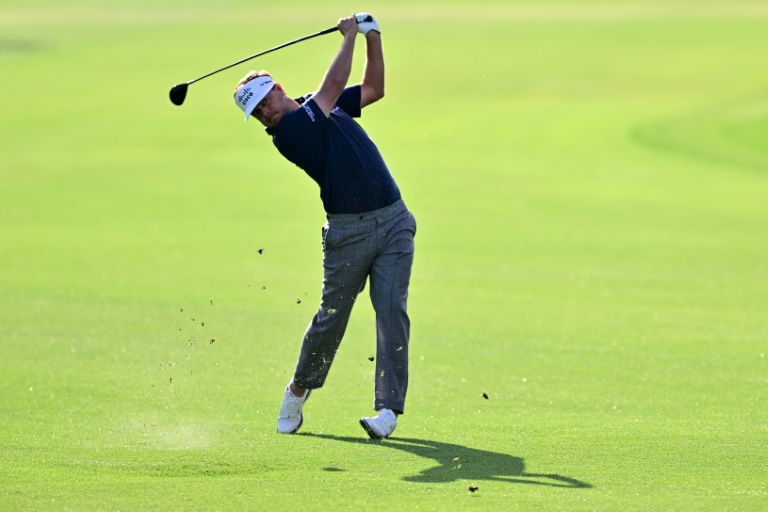 American Keith Mitchell plays a shot on the way to a share of the first-round lead in the US PGA Tour Valspar Championship (Julio Aguilar)