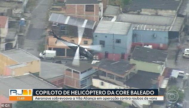 La Policía Civil de Río de Janeiro estaba llevando a cabo una operación dirigida a una pandilla de robo de automóviles cuando uno de sus helicópteros se incendió mientras volaba sobre Vila Aliança, un barrio pobre en el lado oeste de la ciudad. El oficial de policía Felipe Monteiro, el copiloto, recibió un disparo en la cabeza y está en estado grave después de someterse a una cirugía