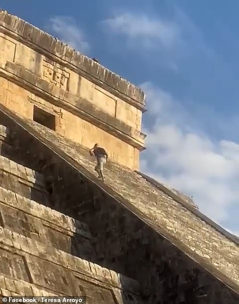 Un turista alemán fue golpeado por locales furiosos después de que subió un templo maya sagrado en México