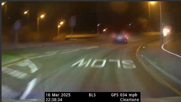 Las imágenes de Dashcam capturaron en el momento en que un presunto automóvil robado se convirtió en tráfico entrante en el A627