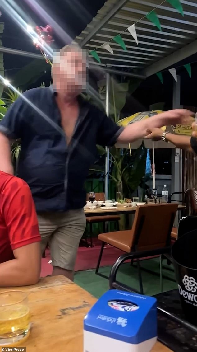 Momento impactante borracho marido británico, de 60 años, desata la diatriba malhumorada 'después de encontrar a su esposa tailandesa cenando con otros hombres'
