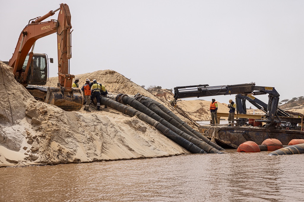 News24 | Máquina mina gigante que se tragó la costa fértil de Senegal
