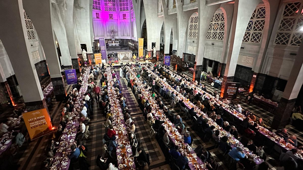 Ofensiva de diversidad: cientos celebran iftar en una iglesia de Molenbeek
