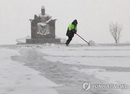 (LEAD) Unexpected heavy snow causes traffic disruptions