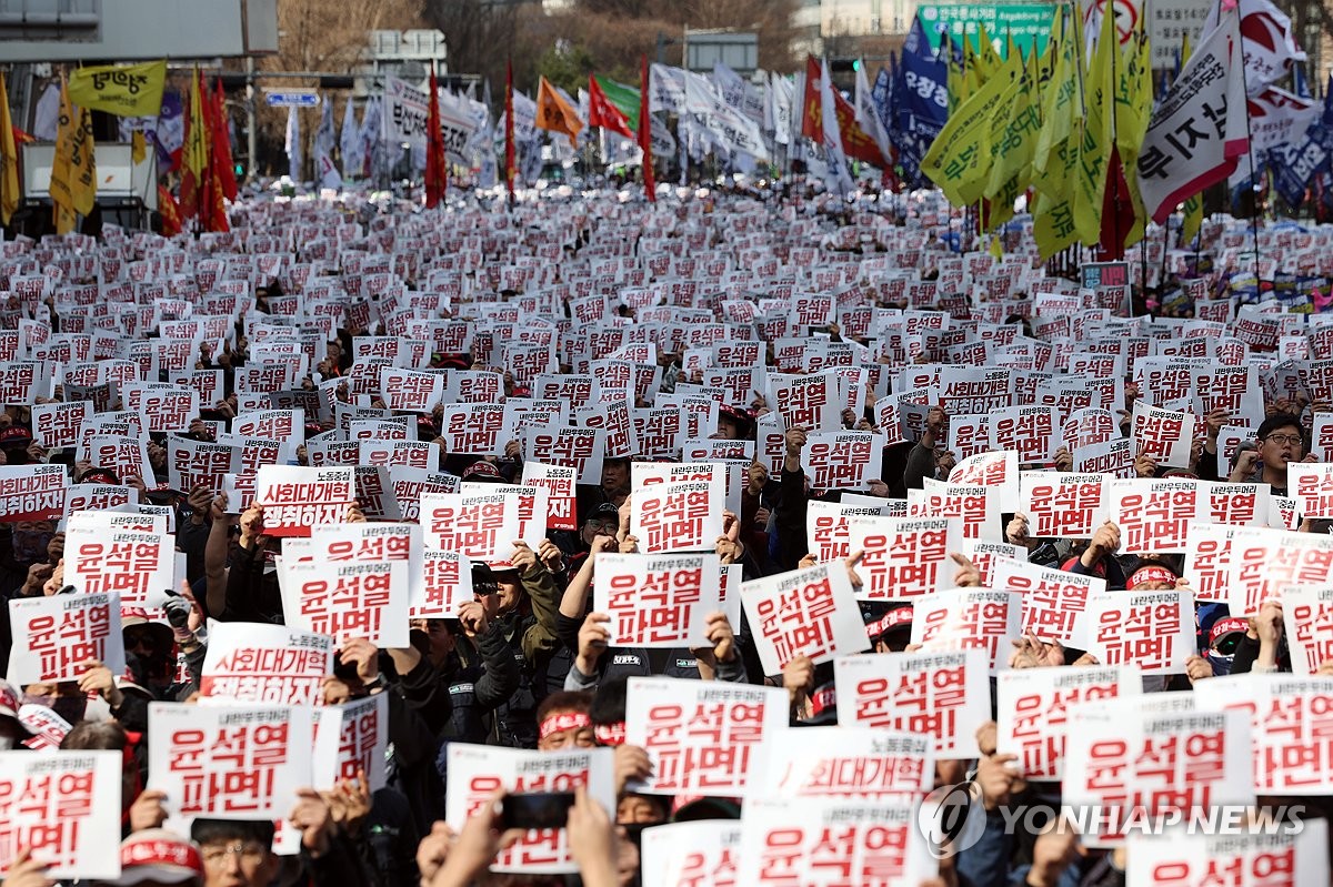 (LEAD) Massive rallies for, against Yoon&apos;s ouster held in Seoul ahead of impeachment ruling