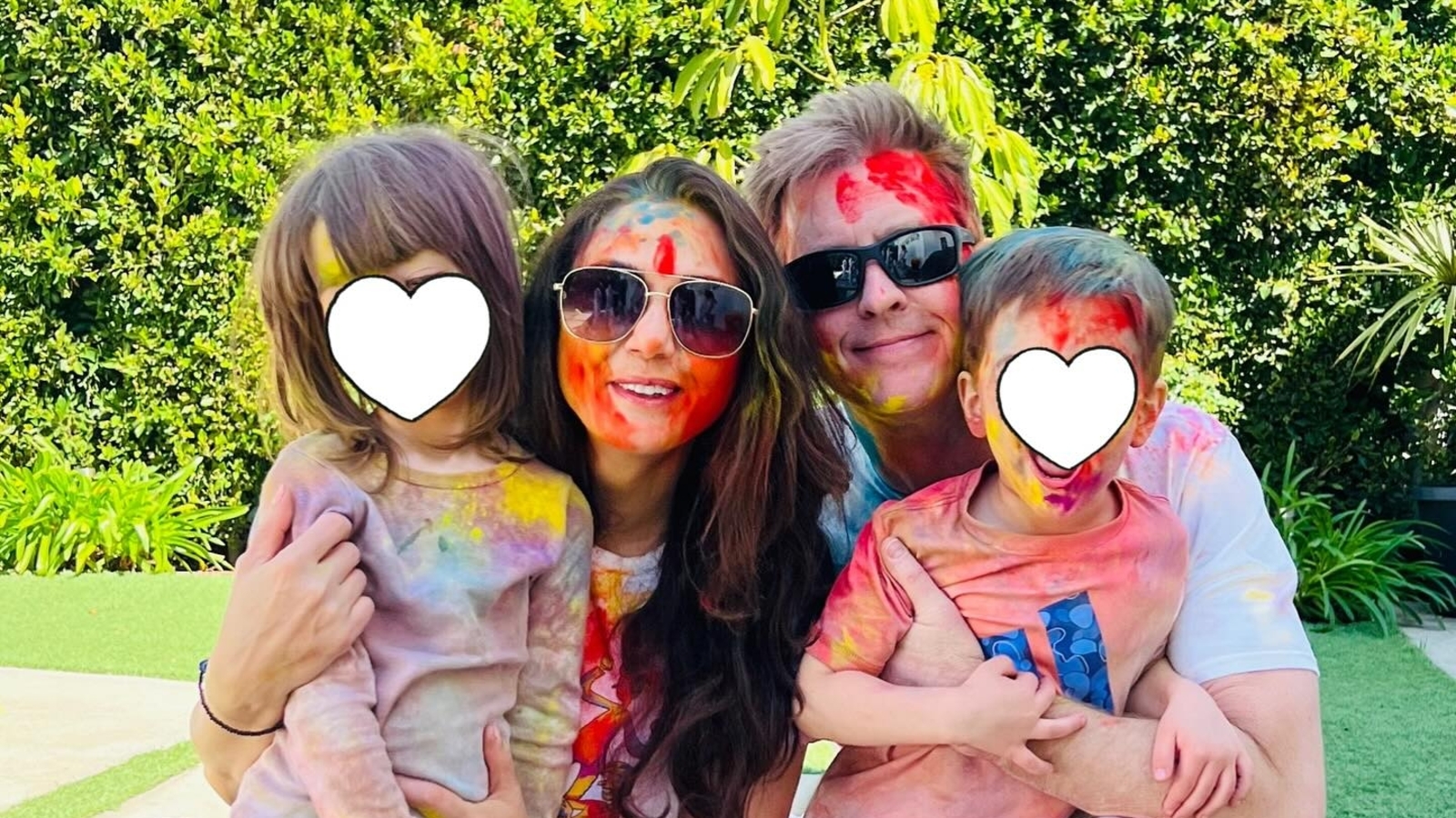 Preity Zinta comparte fotos de Holi Celebration; revela por qué esconde las caras de sus hijos: 'dejarlos crecer normalmente'
