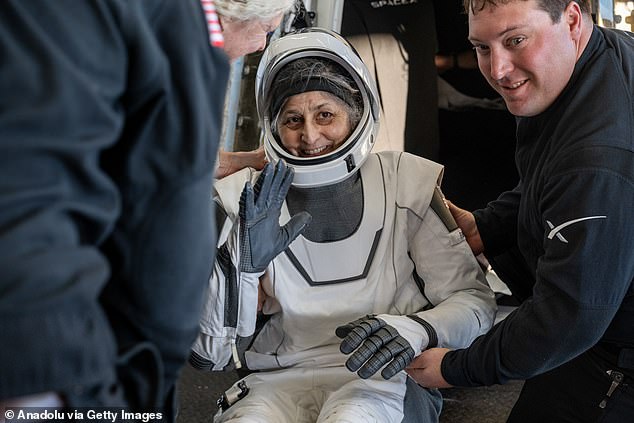 Tough Journey aún por delante: la astronauta de la NASA Suni Williams recibe una ayuda de una nave espacial SpaceX Dragon cuando llega a la Tierra después de nueve meses el 19 de marzo