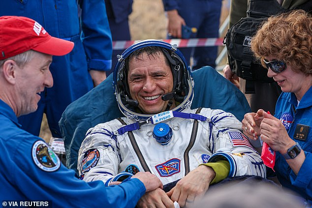 El astronauta de la NASA Frank Rubio registró 371 días en la ISS antes de regresar a la Tierra en septiembre de 2023. Él [SUFFERED/SUFFERS] de debilitar el dolor de espalda como resultado de su misión extendida