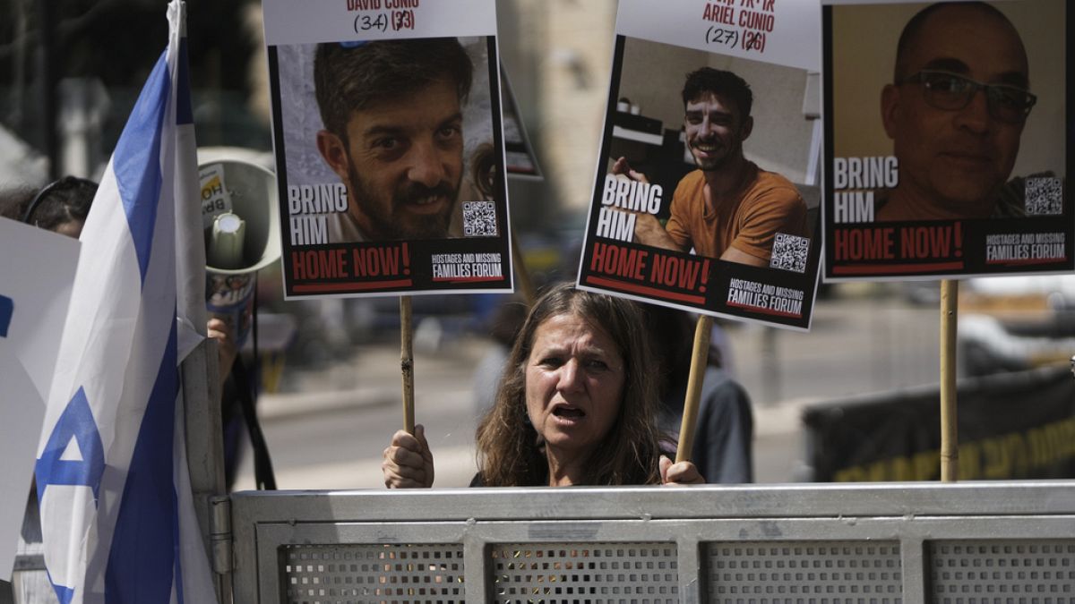 Protesta israelíes después de una nueva ola de ataques aéreos de Gaza mata a cientos
