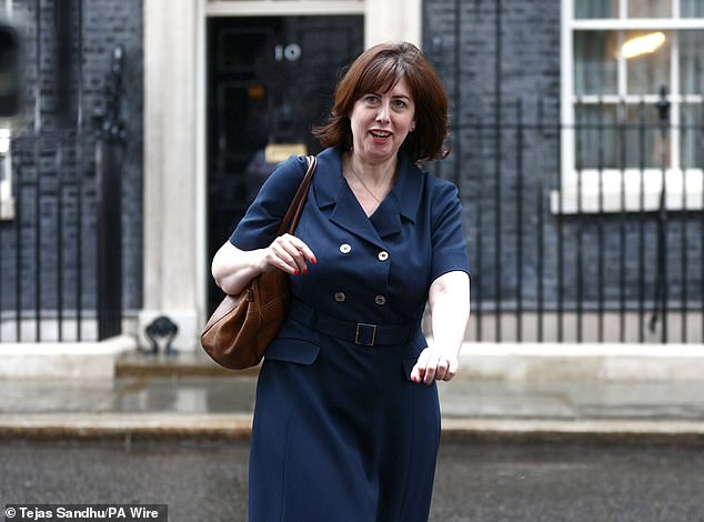 Un par de días después de que los astronautas varados de la NASA regresaron a la Tierra, cayó a Lucy Powell, líder de los Comunes, para hacer una alusión a los viajes espaciales