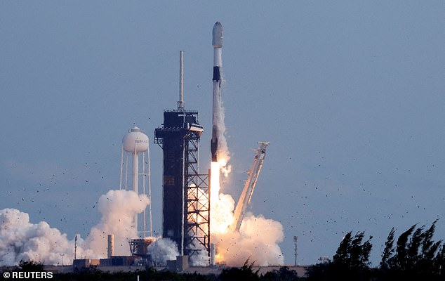 Un cohete SpaceX se eleva del Centro Espacial Kennedy con una carga útil de satélites Starlink. Reuters informó el mes pasado que los negociadores estadounidenses presionando a Ucrania para el acceso estadounidense a sus minerales críticos habían 