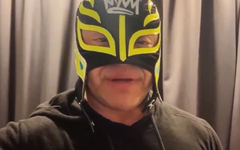 Rey Mysterio envía un mensaje de video emocional a Chris Bey durante el espectáculo de beneficios
