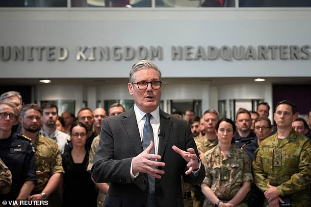 Sir Keir Starmer en la base militar de Northwood. El primer ministro emitió una advertencia a Vladimir Putin que habría 'consecuencias graves' si Rusia rompiera algún acuerdo de paz con Ucrania