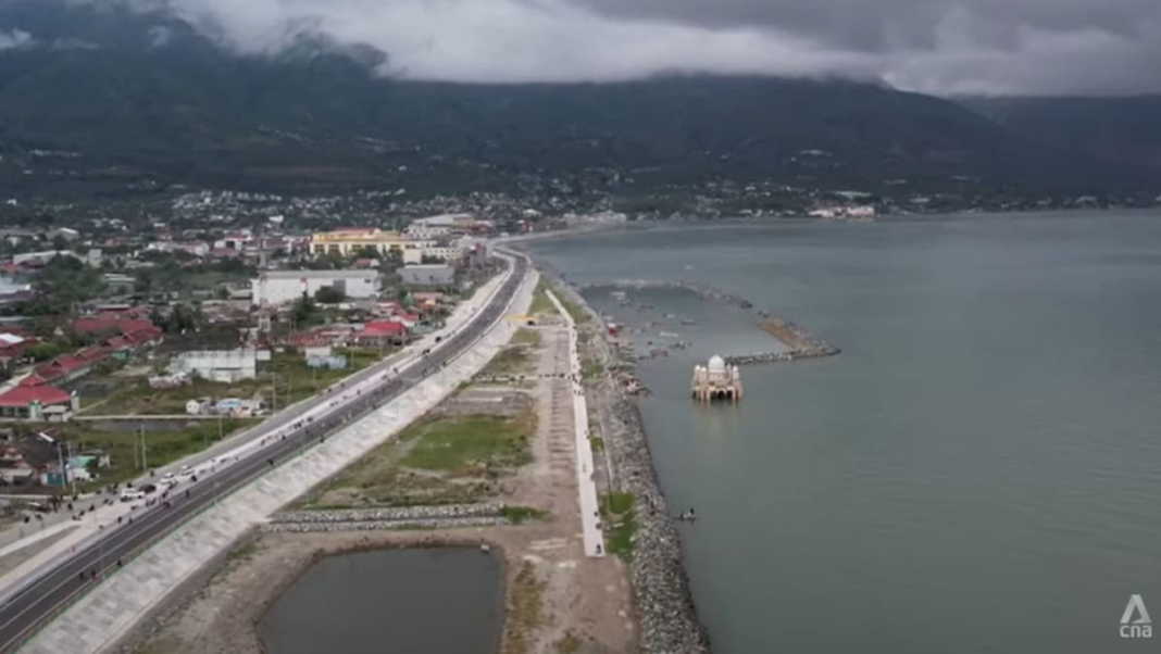 Sobrevivientes del terremoto de Indonesia 2018 Mark Ramadan en nuevas casas construidas por el gobierno
