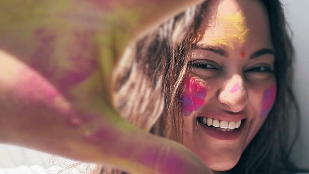 Sonakshi Sinha regresa a Trolls criticando a Zaheer Iqbal por no celebrar a Holi con ella: 'Thoda Relájate Karo'
