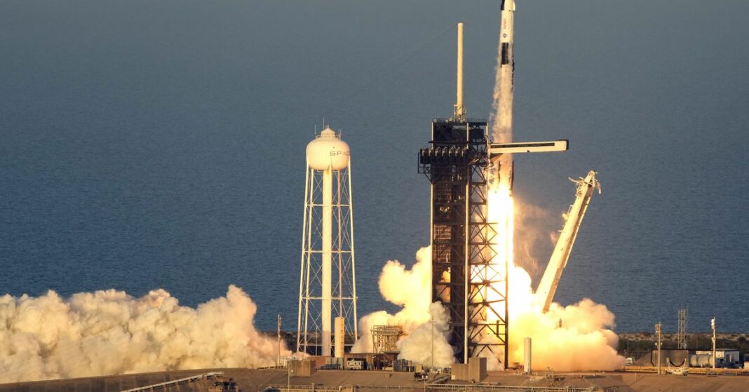 SpaceX lanza la misión de rescate para los astronautas atascados de la NASA
