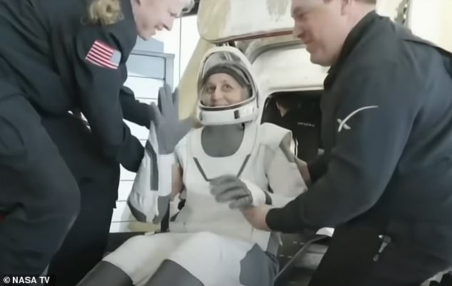 El astronauta Williams saluda a la cámara después de ser sacado de su oficio espacial