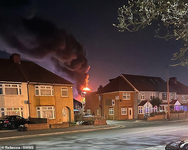 Los videos dramáticos muestran llamas y humo en el cielo durante el Inferno, que estalló en el suburbio de Hayes en Londres justo después de las 11.30 p.m. de ayer por la noche