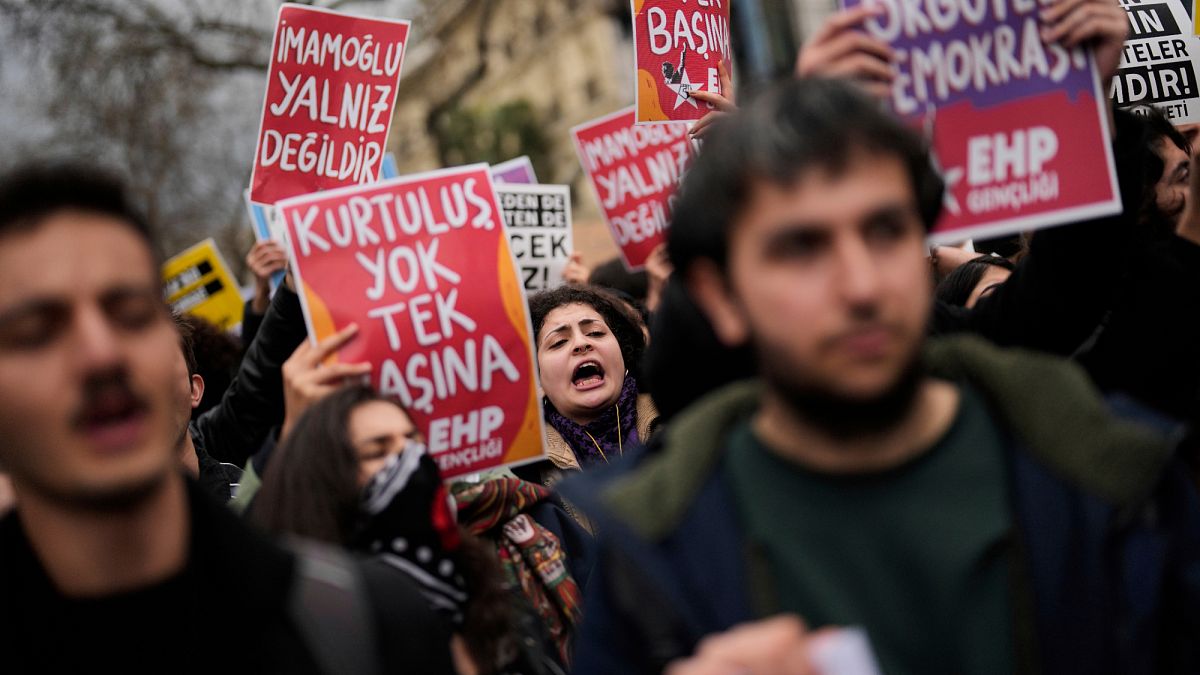 Video. Protestas de estudiantes después del arresto del alcalde de Estambul
