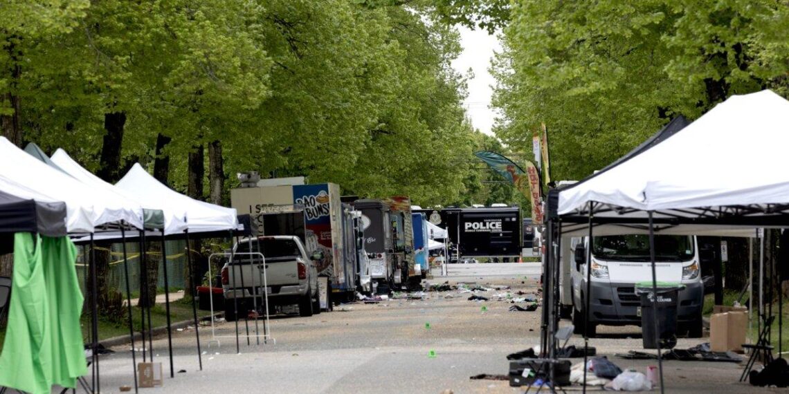 La policía investiga la escena del crimen en la que un automóvil condujo a una multitud de personas durante el Festival Lapu Lapu en Vancouver, Canadá, el 27 de abril de 2025. (Andrew Chin/Getty Images)