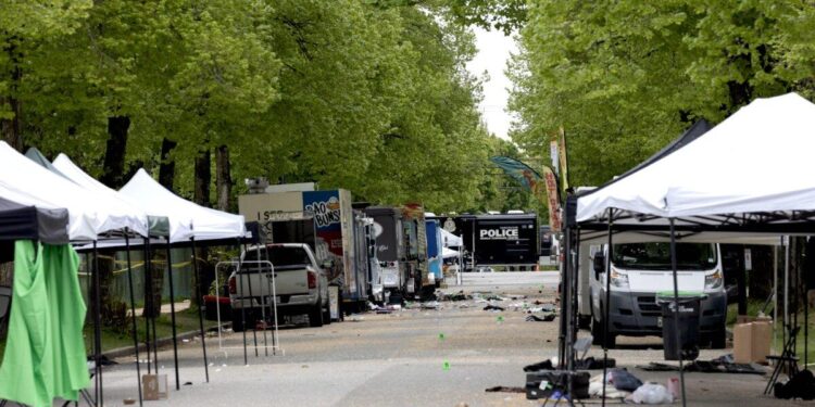 La policía investiga la escena del crimen en la que un automóvil condujo a una multitud de personas durante el Festival Lapu Lapu en Vancouver, Canadá, el 27 de abril de 2025. (Andrew Chin/Getty Images)
