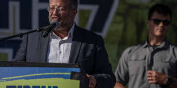 El ministro de Seguridad Nacional Israelí y el político de extrema derecha, Itamar Ben-Gvir, pronuncia un discurso durante una reunión de Sukkoth cerca de la Franja de Gaza, donde los activistas de extrema derecha y los miembros de la Knéset israelí están llevando a cabo un evento titulado 'preparándose para reasentar a Gaza', el 21 de octubre de 2024.