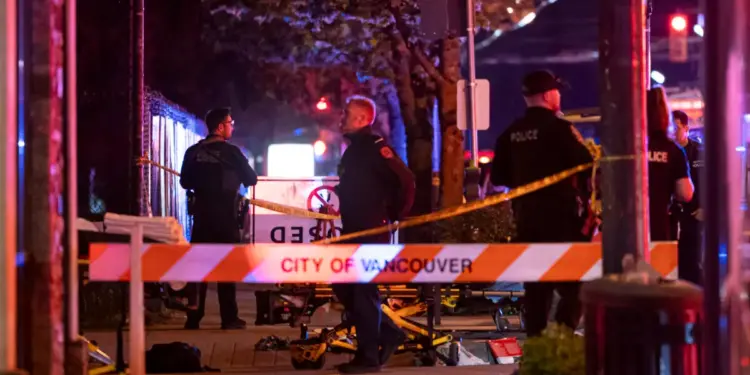 La policía de Vancouver asegura la escena en la que un automóvil se metió en una multitud en el Festival Lapu Lapu en Vancouver el 26 de abril de 2025. (The Canadian Press/Rich Lam)