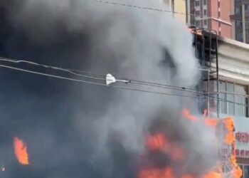 Restaurante envuelto en llamas.