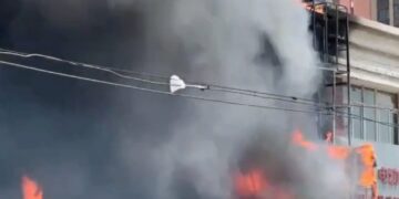 Restaurante envuelto en llamas.