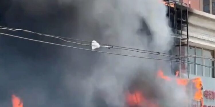 Restaurante envuelto en llamas.