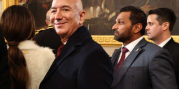 Fundador de Amazon y Blue Origin Jeff Bezos y Kash Patel, nominado del presidente Trump para el Director del FBI, salen de las ceremonias de inauguración en la Rotonda del Capitolio de los Estados Unidos el 20 de enero de 2025, en Washington, DC.