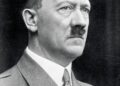 Fotografía de retrato en blanco y negro de Adolf Hitler.