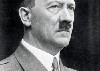 Fotografía de retrato en blanco y negro de Adolf Hitler.