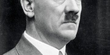 Fotografía de retrato en blanco y negro de Adolf Hitler.
