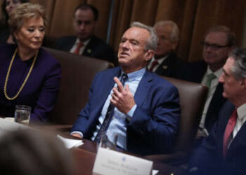 El Secretario de Salud y Servicios Humanos, Robert F. Kennedy Jr., entrega comentarios durante una reunión del gabinete en celebrada por el presidente Donald Trump en la Casa Blanca el 26 de febrero de 2025 en Washington, DC