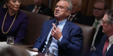 El Secretario de Salud y Servicios Humanos, Robert F. Kennedy Jr., entrega comentarios durante una reunión del gabinete en celebrada por el presidente Donald Trump en la Casa Blanca el 26 de febrero de 2025 en Washington, DC