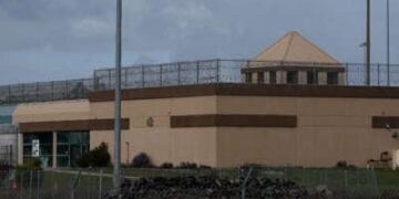 Una visión de la Institución Correccional Federal en Dublín el 14 de febrero de 2025 en Dublín, California. La administración Trump está considerando utilizar la institución correccional federal cerrada en Dublín, California, como un centro de detención de cumplimiento de inmigración y aduanas.